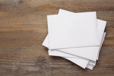 Tahta masadaki harf yığını, üst manzara. Metin için boşluk