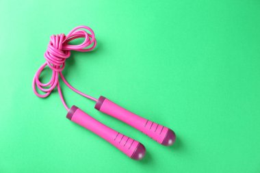 Yeşil arka planda ip atlama, üst manzara. Metin için boşluk