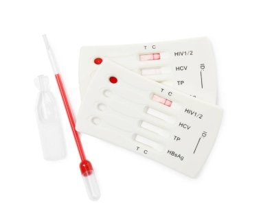 Tek kullanımlık ekspres hepatit test kiti beyaz arkaplan, üst görünüm