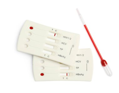 Tek kullanımlık ekspres hepatit test kiti beyaz arkaplan, üst görünüm