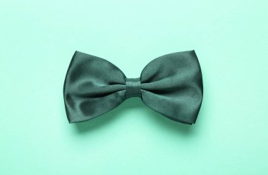 Açık yeşil zemin üzerinde saten papyon, üst görünüm