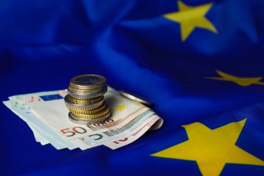 Avrupa Birliği bayrağına yığınla para ve banknot, metin için alan