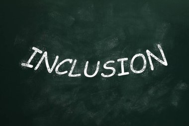 Yeşil karatahtaya yazılmış kelime INCLUSION. DEI kavramı