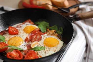 Pastırmalı yumurta ve tavada domates, yakın plan.