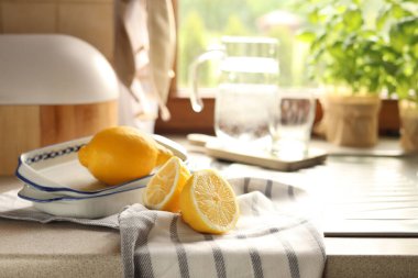 Mutfaktaki tezgahta taze limonlar, metin için yer var.