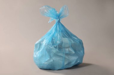 Gri arka planda çöp dolu çöp torbası