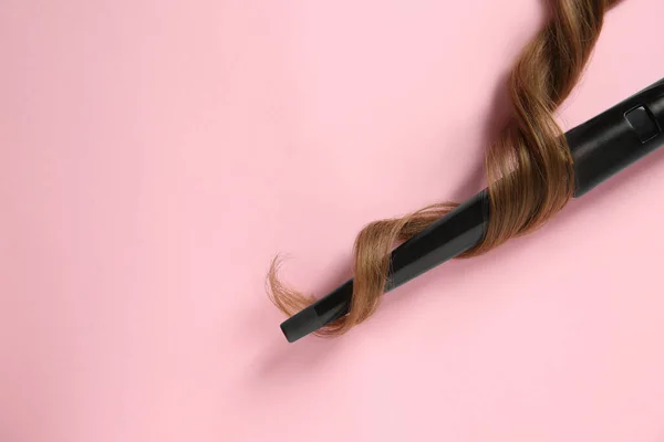 Современный Утюг Кёрлинга Каштановые Волосы Розовом Фоне Вид Сверху Пространство — стоковое фото