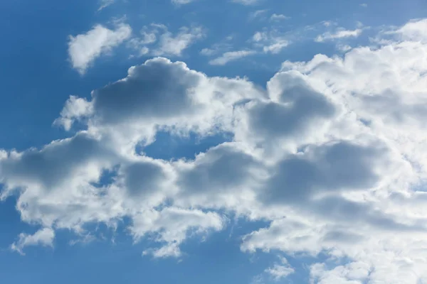 Krásný Výhled Modrou Oblohu Nadýchanými Mraky — Stock fotografie