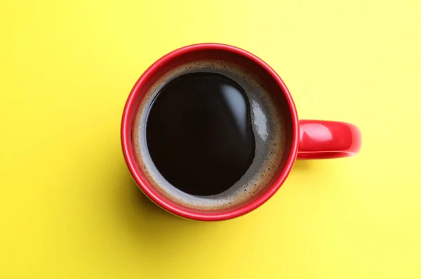 Frischer Aromatischer Kaffee Roten Becher Auf Gelbem Hintergrund Ansicht Von — Stockfoto