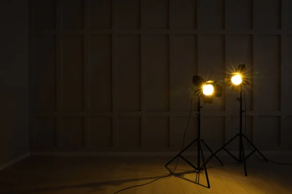 Luzes Amarelas Brilhantes Perto Parede Quarto Escuro Espaço Para Texto — Fotografia de Stock