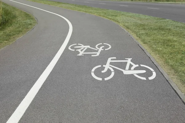人行道附近涂有白色标志的自行车道 — 图库照片