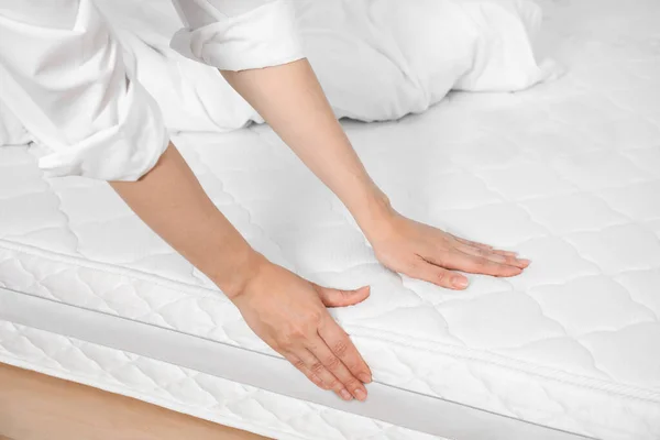 Yatakta Yumuşak Beyaz Şilteye Dokunan Kadın Yakın Plan — Stok fotoğraf