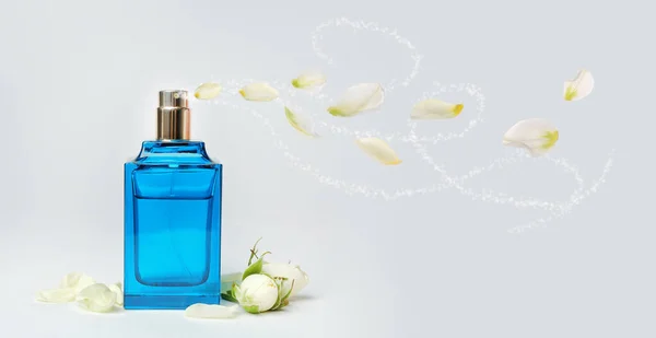 Butelka Perfum Kwiatowym Zapachem Szarym Tle Sztandar — Zdjęcie stockowe