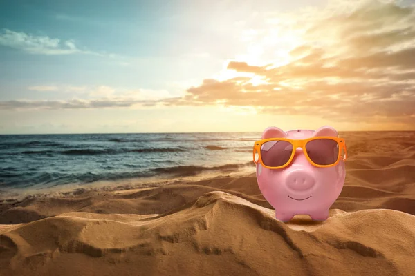 Ahorrar Dinero Para Las Vacaciones Verano Hucha Con Gafas Sol — Foto de Stock