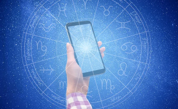 Kobieta Smartfonem Czytająca Codziennie Horoskop Zbliżenie — Zdjęcie stockowe