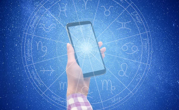 Kvinna Med Smartphone Läser Dagligen Horoskop Närbild — Stockfoto