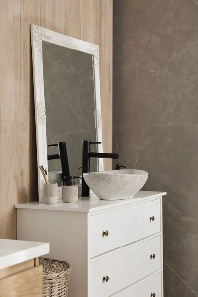 Cómoda Con Lavabo Espejo Artículos Tocador Baño Diseño Interiores —  Fotos de Stock