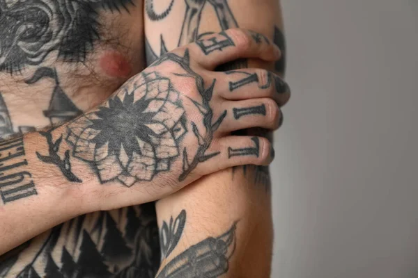 Giovane Uomo Con Tatuaggi Sul Corpo Sfondo Beige Primo Piano — Foto Stock