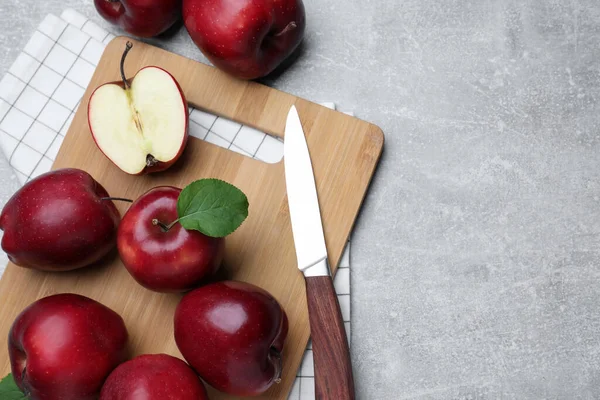 Pommes Rouges Fraîches Mûres Couteau Sur Table Gris Clair Plat — Photo