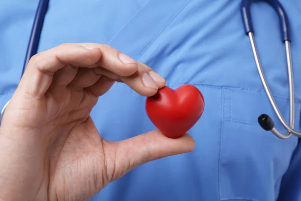 Doutor Com Estetoscópio Coração Vermelho Close Conceito Cardiologia — Fotografia de Stock