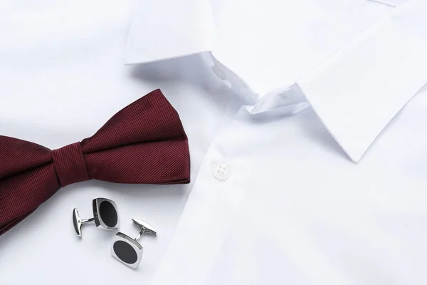 Stijlvolle Bordeaux Vlinderdas Manchetknopen Wit Shirt Bovenaanzicht — Stockfoto