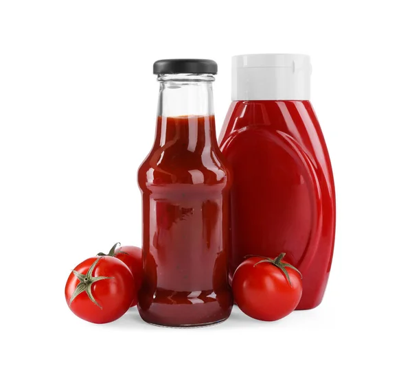 Diverse Bottiglie Ketchup Saporito Pomodori Freschi Isolati Bianco — Foto Stock