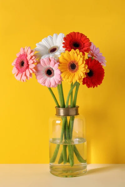 Bukiet Piękny Kolorowe Gerbera Kwiaty Wazonie Stole Żółtym Tle — Zdjęcie stockowe