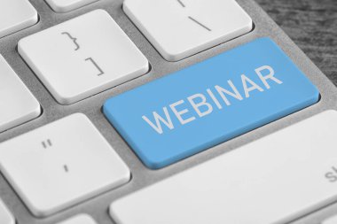 Bilgisayar klavyesinde kelime Webinar ile mavi düğme, yakın plan