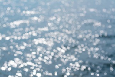 Güneşli bir günde deniz manzarası bulanık, bokeh etkisi