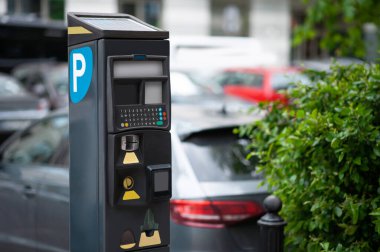 Şehir caddesinde parkmetre, mesaj için yer var. Modern aygıt