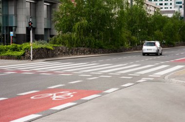 Şehirde bisiklet yolu ve yaya geçidi var.