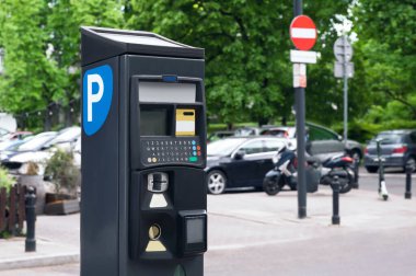 Şehir caddesinde parkmetre, mesaj için yer var. Modern aygıt