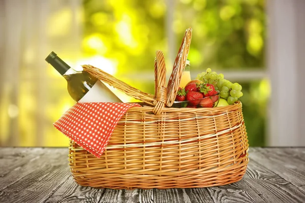 Piknik Kosár Borral Gyümölcsökkel Asztalon Beltérben — Stock Fotó