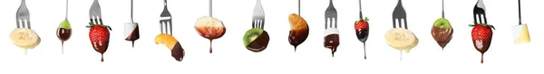 白い背景にチョコレートに浸したおいしい果物やマシュマロとフォンデュフォーク コラージュ バナーデザイン — ストック写真