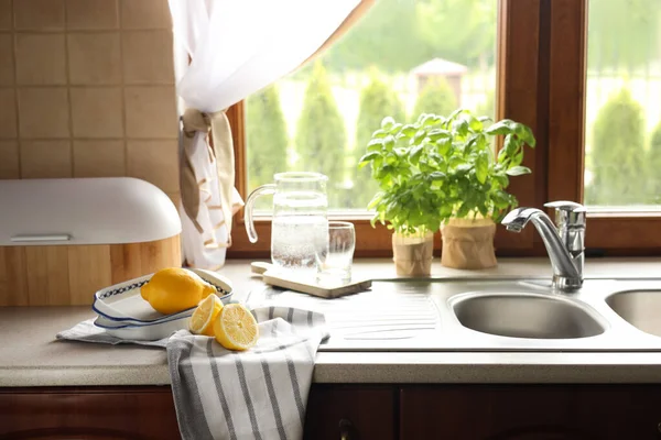 Limones Frescos Maduros Cerca Del Fregadero Cocina — Foto de Stock