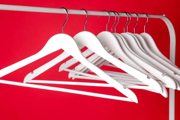 Cabides Roupas Brancas Rack Metal Contra Fundo Vermelho Close — Fotografia de Stock