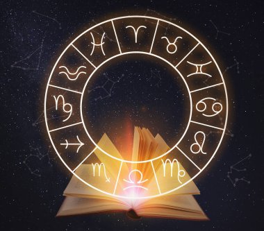 Açık bir kitap, burçların çizimi astrolojik işaretler ve geceleri yıldızlı gökyüzü.
