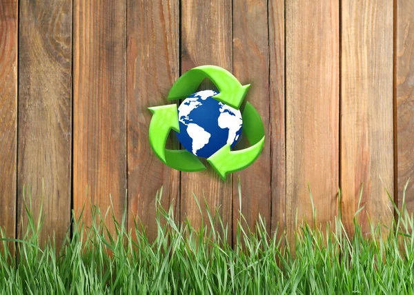 Zielona Trawa Ilustracja Symbolu Recyklingu Ziemią Drewnianym Ogrodzeniu — Zdjęcie stockowe