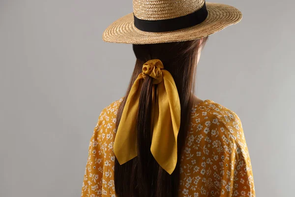 Γυναίκα Καπέλο Και Κομψή Κίτρινη Μπαντάνα Ανοιχτό Γκρι Φόντο Πίσω — Φωτογραφία Αρχείου