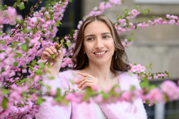 Hermosa Mujer Joven Cerca Del Árbol Sakura Flor Día Primavera —  Fotos de Stock