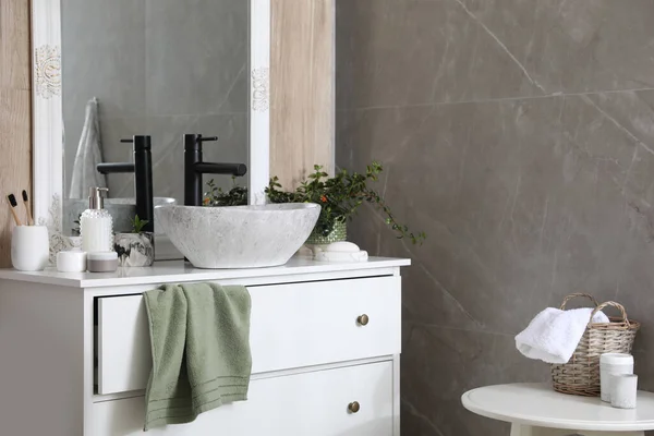 浴室里装有器皿槽 洗浴用具和室内植物的抽屉 室内设计 — 图库照片