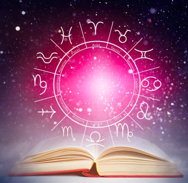 Açık bir kitap, burçların çizimi astrolojik işaretler ve geceleri yıldızlı gökyüzü.