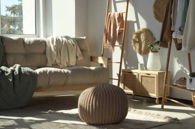 Kanepe ve dekorlu güzel bir oda. Şık iç mekan