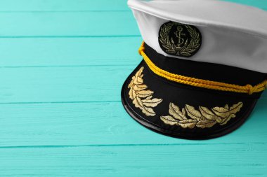 Turkuaz ahşap arka planda aksesuarlı zirve başlığı, metin için boşluk