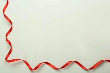 Beyaz arka planda güzel kırmızı kurdele, üst manzara. Metin için boşluk