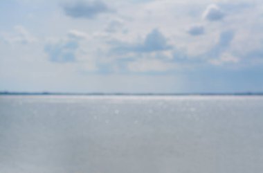 Güneşli bir günde deniz manzarası bulanık, bokeh etkisi