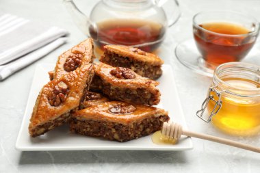 Cevizli ve ballı enfes baklava açık gri mermer masa