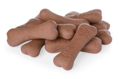 Beyaz arkaplanda kemik şekilli köpek kurabiyeleri