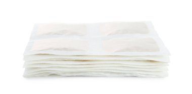 Beyaz arkaplanda hardal alçı yığını