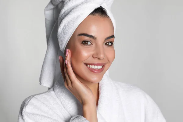 Schöne Junge Frau Trägt Bademantel Und Handtuch Auf Dem Kopf — Stockfoto